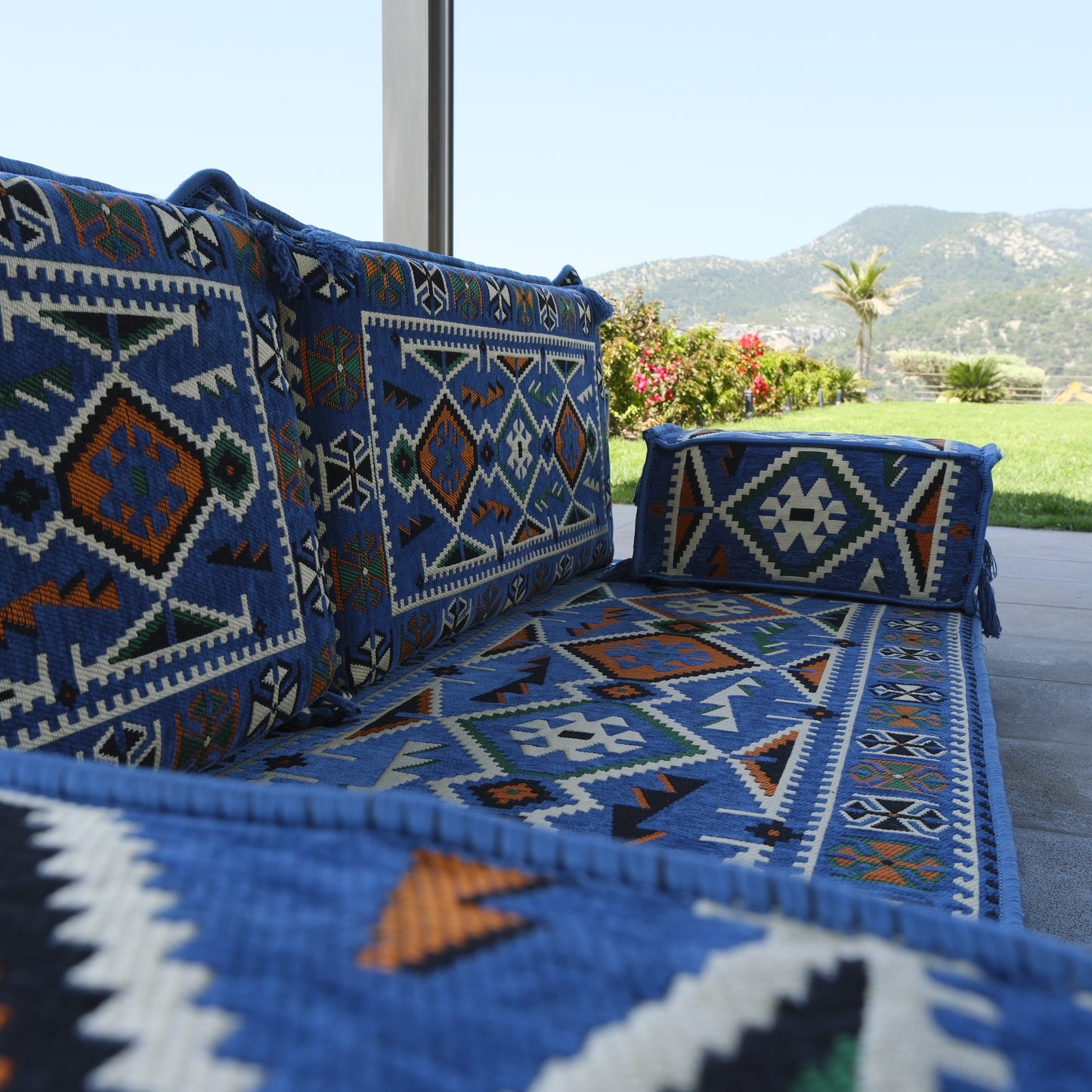 Arabic Style Majlis Floor Sofa – Traditional Low Seating Design